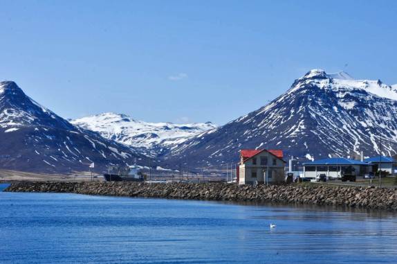 Dia ensolarado nos fiordes do leste da Islândia